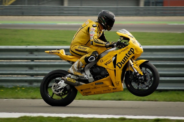 športový jazdec na motorke
