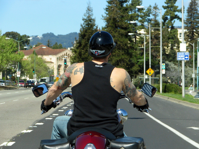 Tetovaný jazdec na motorke, cesta.jpg