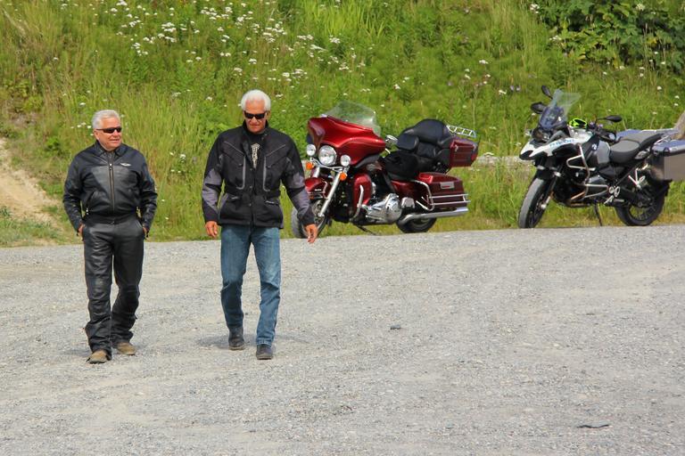Príroda, dvaja starší motorkári.jpg